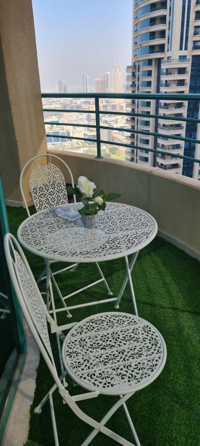 Green Sky Hostel Dubai Bagian luar foto